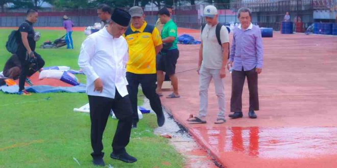 Sekda Muba, Apriyadi meninjau rehab jalur atletik di Stadion Serasan Sekate, Sekayu, Jumat (6/12/2024). Foto: Kominfo Muba.