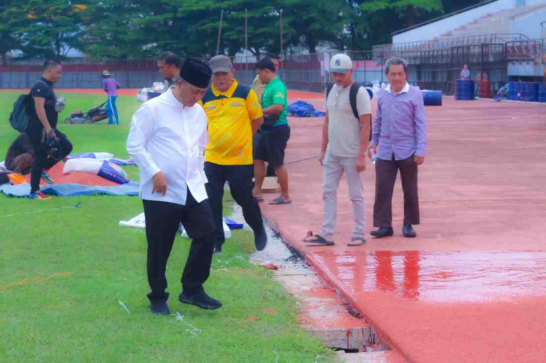 Sekda Muba, Apriyadi meninjau rehab jalur atletik di Stadion Serasan Sekate, Sekayu, Jumat (6/12/2024). Foto: Kominfo Muba.