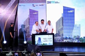 Sekretaris Daerah (Sekda) Provinsi Sumsel Drs H Edward Candra MH, meresmikan  Groundbreaking Gedung Mandiri Financial Center Palembang, di Lapangan Parkir Bank Mandiri KCP Palembang, A. Rivai, Jumat (27/12/2024) pagi. Foto: Humas Pemprov Sumsel.