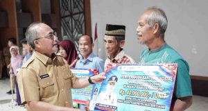 Sekda Muba, Apriyadi menyerahkan secara simbolis bantuan kepada warga, dalam rangka penanggulangan kemiskminan di Kabupaten Muba, Selasa (3/12/2024). Foto: Kominfo Muba.