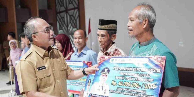 Sekda Muba, Apriyadi menyerahkan secara simbolis bantuan kepada warga, dalam rangka penanggulangan kemiskminan di Kabupaten Muba, Selasa (3/12/2024). Foto: Kominfo Muba.