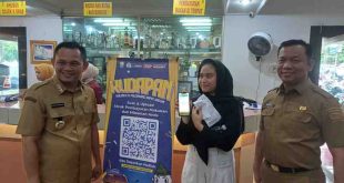 PJ Walikota Palembang dan PLT Kepala Bapenda Kota Palembang bersama pelanggan RM Pagi Sore usai ujicoba upload struk belanja di barcode program Kudapan, Senin (30/12/2024). Foto: Sumselheadline/Pitria.