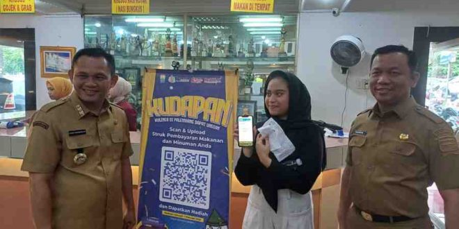 PJ Walikota Palembang dan PLT Kepala Bapenda Kota Palembang bersama pelanggan RM Pagi Sore usai ujicoba upload struk belanja di barcode program Kudapan, Senin (30/12/2024). Foto: Sumselheadline/Pitria.