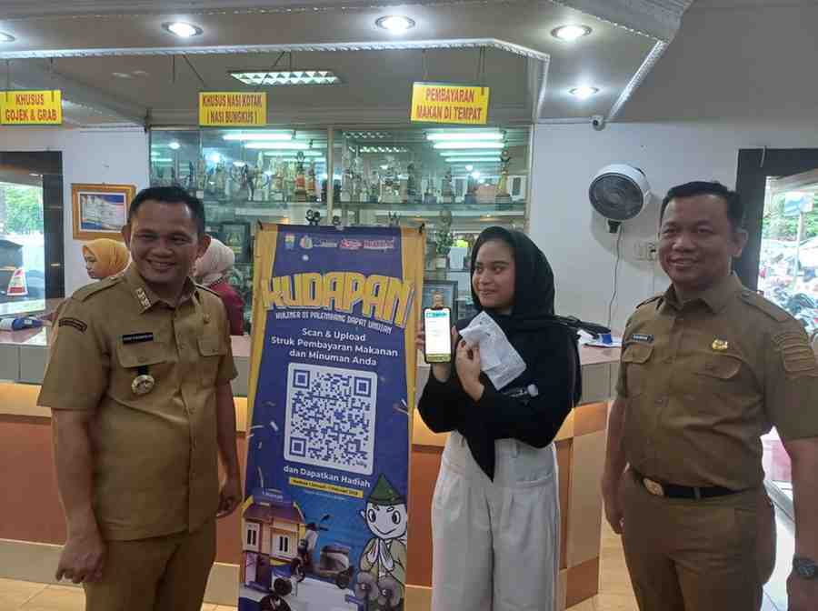 PJ Walikota Palembang dan PLT Kepala Bapenda Kota Palembang bersama pelanggan RM Pagi Sore usai ujicoba upload struk belanja di barcode program Kudapan, Senin (30/12/2024). Foto: Sumselheadline/Pitria.