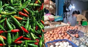 Telur dan cabai yang diperjualbelikan di salah satu pasar tradisional di Palembang. Foto: Dok Sumselheadline.