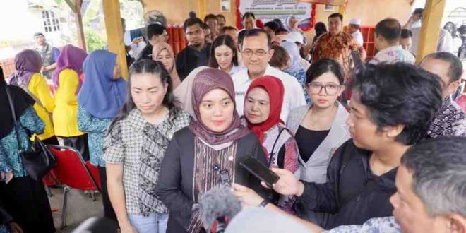 Wakil Ketua Komisi VII DPR RI Chusnunia Chalim dan tim saat meninjau desa wisata kampung pangan inovatif Kelurahan Plaju, Palembang, Minggu (7/12/2024). Foto: Humas Pemprov Sumsel.
