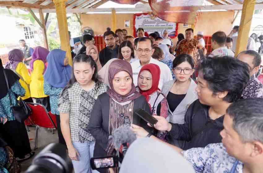 Wakil Ketua Komisi VII DPR RI Chusnunia Chalim dan tim saat meninjau desa wisata kampung pangan inovatif Kelurahan Plaju, Palembang, Minggu (7/12/2024). Foto: Humas Pemprov Sumsel.
