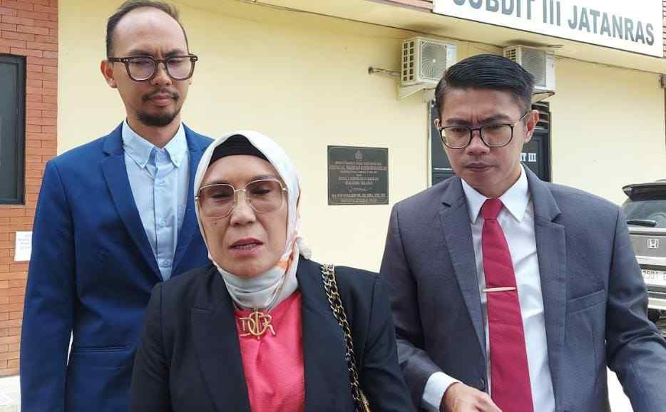 Hj Titis Rachmawati SH, kuasa hukum pelaku penganiyaan dokter koas di Palembang, Jumat (13/12/2024). Foto: Sumselheadline/Ela.