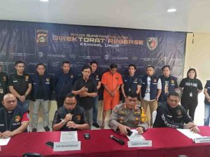 Datuk (36), tersangka pelaku penganiaya dokter muda (baju orange) RS Siti Fatimah. Foto: Sumselheadline/Ela.