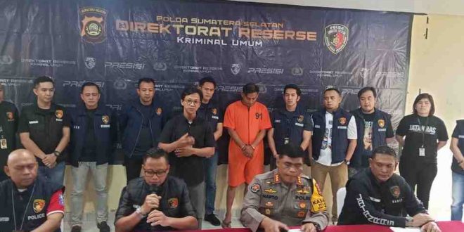 Datuk (36), tersangka pelaku penganiaya dokter muda (baju orange) RS Siti Fatimah. Foto: Sumselheadline/Ela.