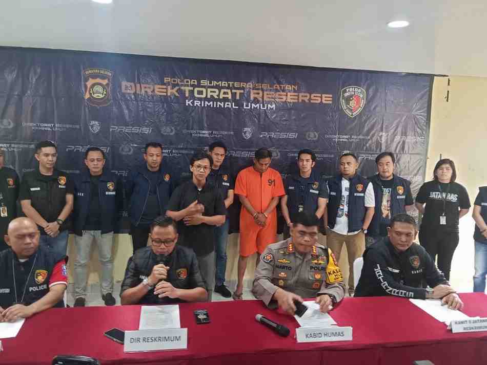 Datuk (36), tersangka pelaku penganiaya dokter muda (baju orange) RS Siti Fatimah. Foto: Sumselheadline/Ela.