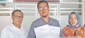 Rahmad Ade Irawan, dokter di Empat Lawang, didampingi tim kuasa hukumnya melaporkan oknum LSm ke Polda Sumsel, Selasa (3/12/2024). Foto: Sumselheadline/Ela.