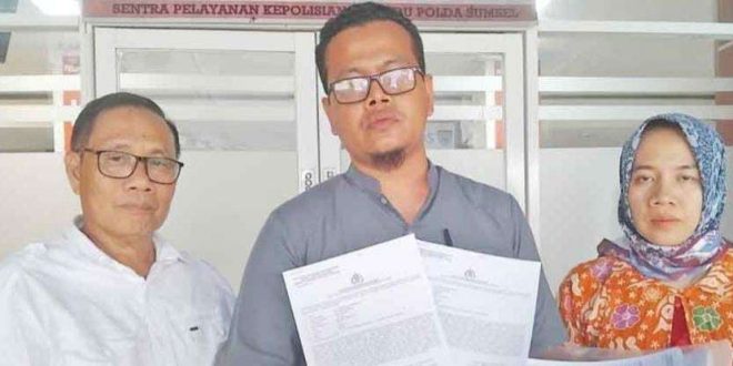 Rahmad Ade Irawan, dokter di Empat Lawang, didampingi tim kuasa hukumnya melaporkan oknum LSm ke Polda Sumsel, Selasa (3/12/2024). Foto: Sumselheadline/Ela.