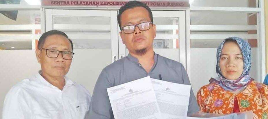 Rahmad Ade Irawan, dokter di Empat Lawang, didampingi tim kuasa hukumnya melaporkan oknum LSm ke Polda Sumsel, Selasa (3/12/2024). Foto: Sumselheadline/Ela.