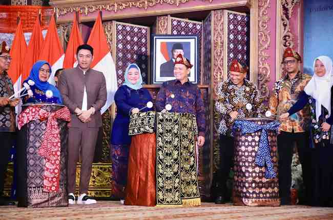Penjabat (Pj) Gubernur Sumsel Elen Setiadi, S.H. M.S.R launching Calender Of Event Tahun 2025, bertempat di Griya Agung Palembang, Jumat (6/12/2024). Foto: Humas Pemprov Sumsel.