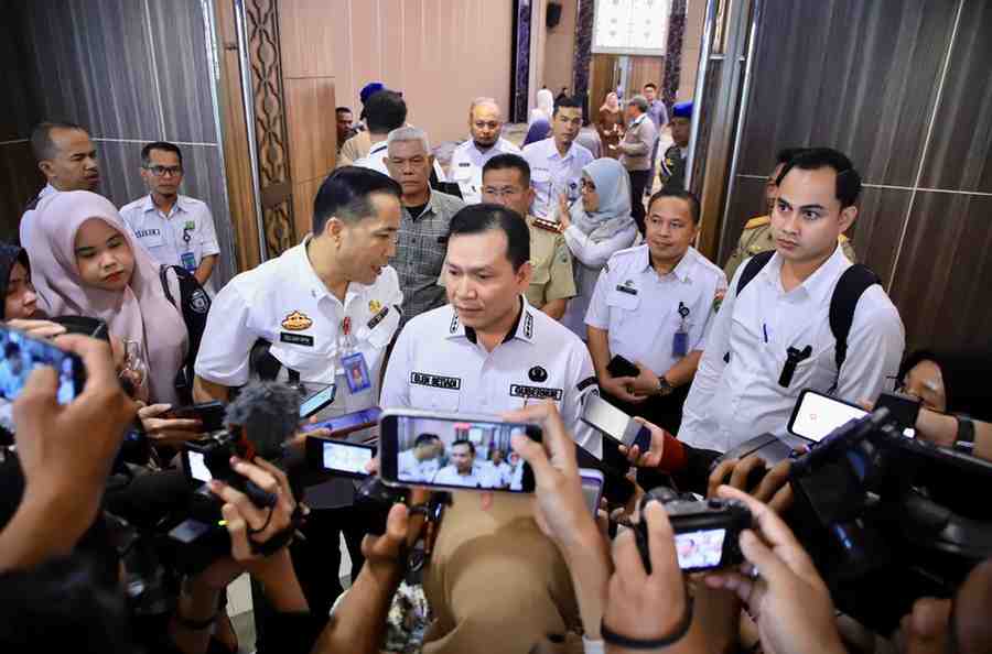 Pj Gubernur Sumsel, Elen Setiadi yang diwawancarai wartawan, Rabu (11/12/2024). Foto: Humas Pemprov Sumsel.