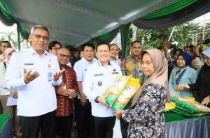 Pj Gubernur Sumsel. Eelen Setiadi saat meninjau pasar murah di kantor Dinas Ketahanan Pangan dan Peternakan Sumsel, Rabu (18/12/2024). Foto: Humas Pemprov Sumsel.