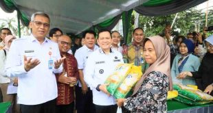 Pj Gubernur Sumsel. Eelen Setiadi saat meninjau pasar murah di kantor Dinas Ketahanan Pangan dan Peternakan Sumsel, Rabu (18/12/2024). Foto: Humas Pemprov Sumsel.
