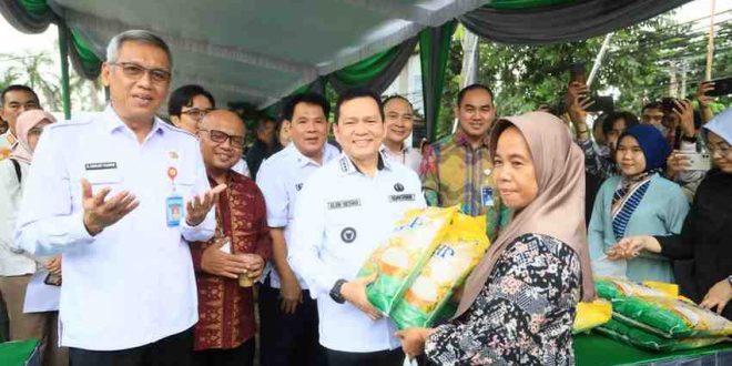 Pj Gubernur Sumsel. Eelen Setiadi saat meninjau pasar murah di kantor Dinas Ketahanan Pangan dan Peternakan Sumsel, Rabu (18/12/2024). Foto: Humas Pemprov Sumsel.