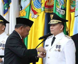 Pj Gubernur Sumsel, Eelen Setiadi menerima penghargaan dari Mendagri, Tito Karnavian, Kamis (5/12/2024). Foto: Humas Pemprov Sumsel.
