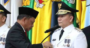 Pj Gubernur Sumsel, Eelen Setiadi menerima penghargaan dari Mendagri, Tito Karnavian, Kamis (5/12/2024). Foto: Humas Pemprov Sumsel.