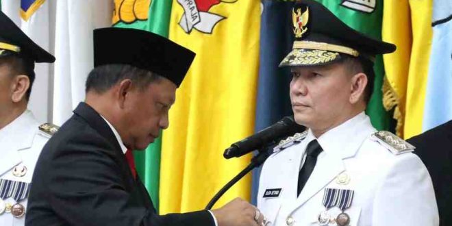 Pj Gubernur Sumsel, Eelen Setiadi menerima penghargaan dari Mendagri, Tito Karnavian, Kamis (5/12/2024). Foto: Humas Pemprov Sumsel.