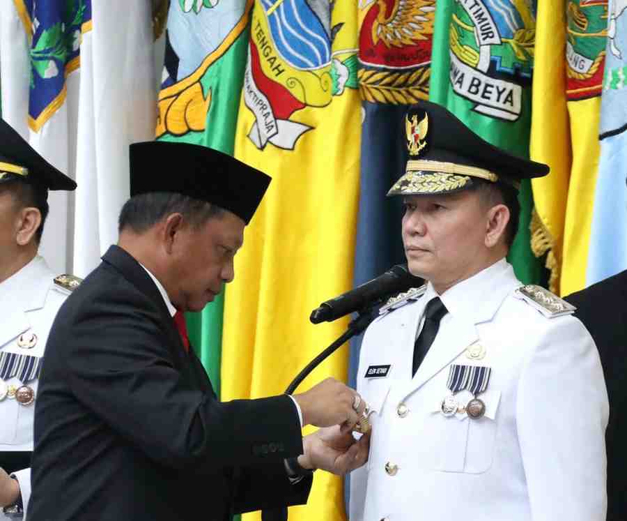 Pj Gubernur Sumsel, Eelen Setiadi menerima penghargaan dari Mendagri, Tito Karnavian, Kamis (5/12/2024). Foto: Humas Pemprov Sumsel.