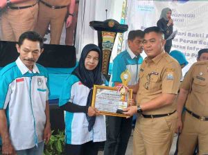 Kepala Bidang Sumber Daya Air, Irigasi dan Limbah (SDA IL), RA Marlina Sylvia memberikan penghargaan kepada Komunitas Peduli Sungai dan Komunitas Peduli Lingkungan, Senin (9/12/2024). Foto: Sumselheadline/Pitria.