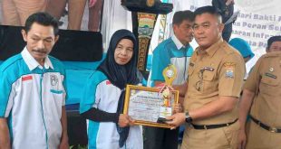 Kepala Bidang Sumber Daya Air, Irigasi dan Limbah (SDA IL), RA Marlina Sylvia memberikan penghargaan kepada Komunitas Peduli Sungai dan Komunitas Peduli Lingkungan, Senin (9/12/2024). Foto: Sumselheadline/Pitria.