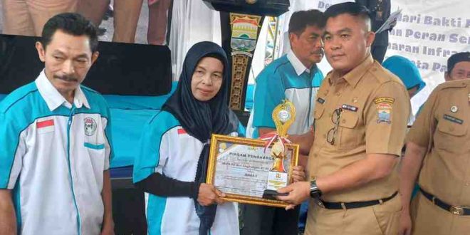 Kepala Bidang Sumber Daya Air, Irigasi dan Limbah (SDA IL), RA Marlina Sylvia memberikan penghargaan kepada Komunitas Peduli Sungai dan Komunitas Peduli Lingkungan, Senin (9/12/2024). Foto: Sumselheadline/Pitria.