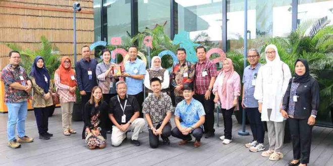 Kepala Dinas Pendidikan Kota Palembang, Adrianus Amri bersama tim melakukan studi tiru ke Kantor Google yang terletak Pacifik Century Place Tower Level 45, Jakarta Selatan, Jumat (13/12/2024). Foto: Kominfo Palembang.