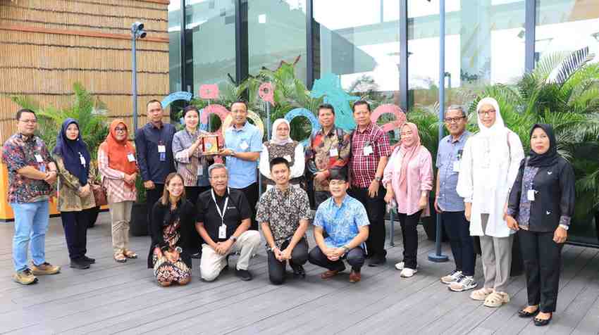 Kepala Dinas Pendidikan Kota Palembang, Adrianus Amri bersama tim melakukan studi tiru ke Kantor Google yang terletak Pacifik Century Place Tower Level 45, Jakarta Selatan, Jumat (13/12/2024). Foto: Kominfo Palembang.