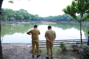 Penjabat Walikota Palembang, Dr Cheka Virgowansyah saat meninjau Kambang Iwak, Selasa (24/12/2024). Foto: Kominfo Palembang.