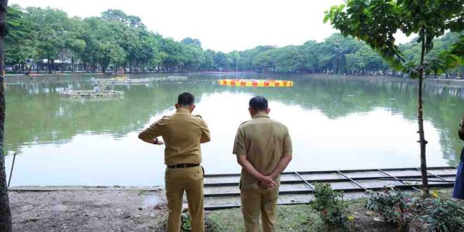 Penjabat Walikota Palembang, Dr Cheka Virgowansyah saat meninjau Kambang Iwak, Selasa (24/12/2024). Foto: Kominfo Palembang.