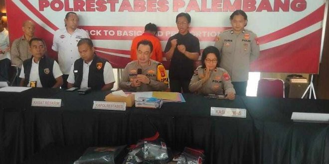JJ, salah satu pelaku pemalakan sopir kendaraan di kawasan Macan Lindungan Palembang, Jumat (20/12/2024). Foto: Sumselheadline/Ela.
