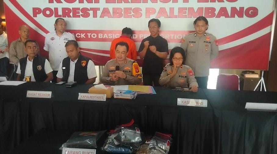 JJ, salah satu pelaku pemalakan sopir kendaraan di kawasan Macan Lindungan Palembang, Jumat (20/12/2024). Foto: Sumselheadline/Ela.