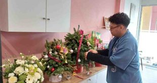 Manager Hello Florist Palembang Eki Pratama menyusun kembang pernik natal. Foto: Sumselheadline/Pitria.