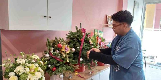 Manager Hello Florist Palembang Eki Pratama menyusun kembang pernik natal. Foto: Sumselheadline/Pitria.
