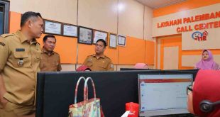 Pj Walikota Palembang, Dr. Cheka Virgowansyah saat meninjau kantor Diskominfo Palembang, Senin (30/12/2024). Foto: Kominfo Palembang.