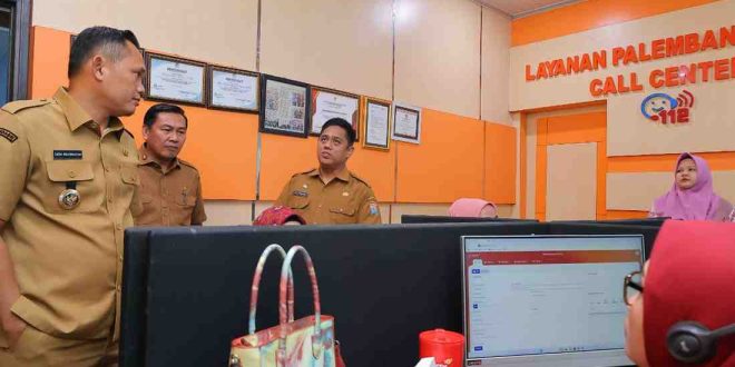 Pj Walikota Palembang, Dr. Cheka Virgowansyah saat meninjau kantor Diskominfo Palembang, Senin (30/12/2024). Foto: Kominfo Palembang.