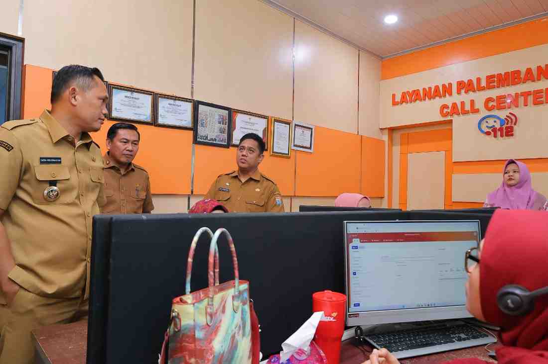 Pj Walikota Palembang, Dr. Cheka Virgowansyah saat meninjau kantor Diskominfo Palembang, Senin (30/12/2024). Foto: Kominfo Palembang.