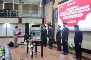 Lima anggota Komisi Informasi Sumsel dilantik oleh Pj Gubernur Sumsel, Eelen Setiadi, Senin (23/12/2024). Foto: Humas Pemprov Sumsel.