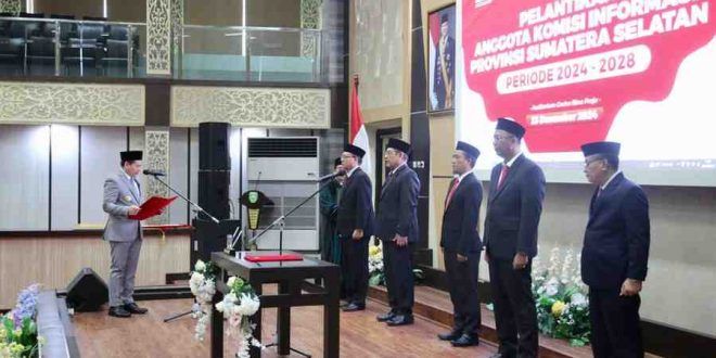 Lima anggota Komisi Informasi Sumsel dilantik oleh Pj Gubernur Sumsel, Eelen Setiadi, Senin (23/12/2024). Foto: Humas Pemprov Sumsel.
