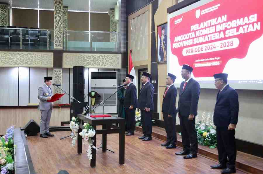 Lima anggota Komisi Informasi Sumsel dilantik oleh Pj Gubernur Sumsel, Eelen Setiadi, Senin (23/12/2024). Foto: Humas Pemprov Sumsel.