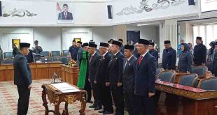 Penjabat Walikota Palembang Cheka Virgowansyah melantiksejumlah pejabat di ruang Parameswara Setda Kota Palembang, Jumat (20/12/2024). Foto: Sumselheadline/Pitria.