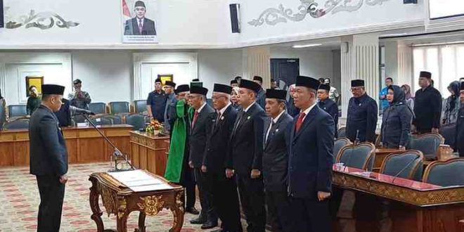 Penjabat Walikota Palembang Cheka Virgowansyah melantiksejumlah pejabat di ruang Parameswara Setda Kota Palembang, Jumat (20/12/2024). Foto: Sumselheadline/Pitria.