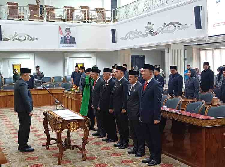 Penjabat Walikota Palembang Cheka Virgowansyah melantiksejumlah pejabat di ruang Parameswara Setda Kota Palembang, Jumat (20/12/2024). Foto: Sumselheadline/Pitria.
