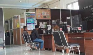Deni melapor ke Polrestabses, karena sepeda motornya dibawa kabur teman, Sabtu (7/12/2024). Foto: Sumselheadline/Ela.