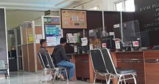 Deni melapor ke Polrestabses, karena sepeda motornya dibawa kabur teman, Sabtu (7/12/2024). Foto: Sumselheadline/Ela.