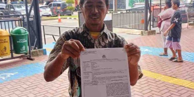 Saiful Ansori (54) warga Sungai Rengas Kecamatan Gandus Palembang melaporkan kejadian Pencurian tersebut ke SPKT Polrestabes Palembang. Foto: Sumselheadline/Ela.